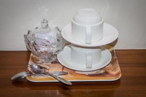 Set per la preparazione di tè e caffè presso Aryatara Kathmandu Hotel