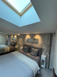 En eller flere senge i et værelse på Maisonnette plain-pied avec son extérieur