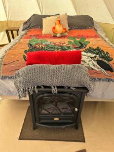 Postel nebo postele na pokoji v ubytování #Y5 Lumberjack Lounge Yurt