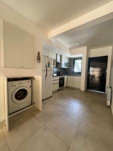 una cucina con lavatrice e frigorifero di The south face house 2Pax - By Inside a La Cieneguita