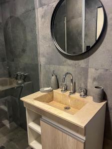 un bagno con lavandino e specchio di The south face house 2Pax - By Inside a La Cieneguita