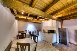 kuchnia i jadalnia ze stołem i krzesłami w obiekcie La Cantina Rent Rooms w mieście Agliè