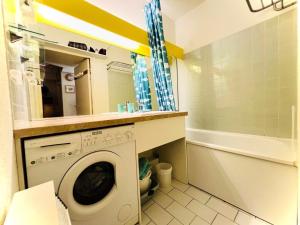 Kúpeľňa v ubytovaní Villegiales Tee1 - Appartement climatisé dans résidence avec piscine MAE-1104