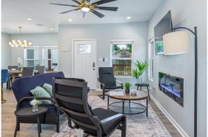 sala de estar con sofá, sillas y chimenea en Heaven-sent Convenient 4BR 3BA Near Downtown, en San Antonio