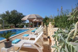 Bazén v ubytovaní Wonderful villa Palera II with pool, immersed in the nature near the beach alebo v jeho blízkosti