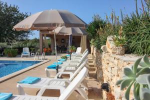 Bazén v ubytovaní Wonderful villa Palera II with pool, immersed in the nature near the beach alebo v jeho blízkosti