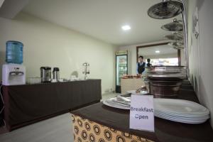 Set per la preparazione di tè e caffè presso Aryatara Kathmandu Hotel