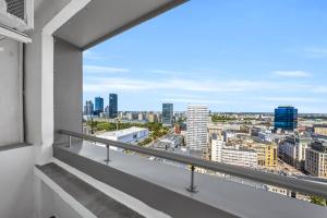 Balkón alebo terasa v ubytovaní 21st Floor Centrum Studio - Balcony, City View, AC - by Rentujemy