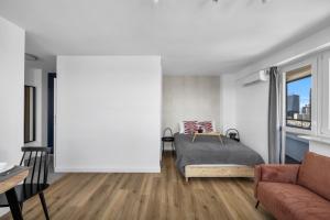 Posteľ alebo postele v izbe v ubytovaní 21st Floor Centrum Studio - Balcony, City View, AC - by Rentujemy