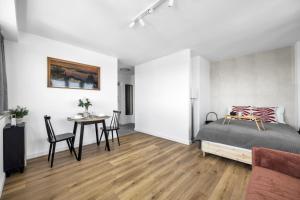 Posteľ alebo postele v izbe v ubytovaní 21st Floor Centrum Studio - Balcony, City View, AC - by Rentujemy