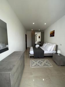 Postel nebo postele na pokoji v ubytování Seaview Setters Studio Apartment