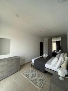 Postel nebo postele na pokoji v ubytování Seaview Setters Studio Apartment