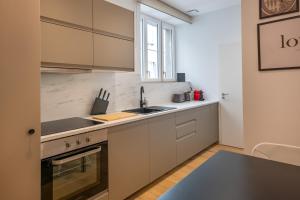 Η κουζίνα ή μικρή κουζίνα στο Cœur de Metz Balnéo - La Suite 1 +7 φωτογραφίες