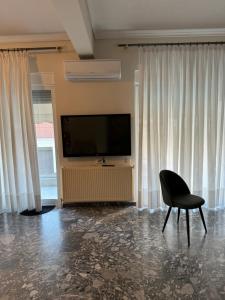 アレクサンドルポリスにあるMargi Homeのリビングルーム(テレビ、椅子付)