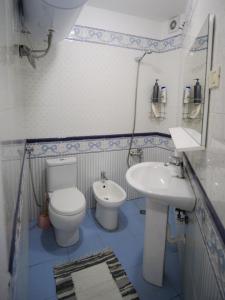 培拉特Villa Decolli的带马桶和水槽的浴室 更多16张照片