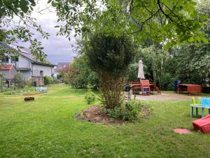 a garden with a table and an umbrella in the grass at Poddasze Pierwoszyno in Pierwoszyno