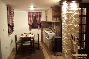 Η κουζίνα ή μικρή κουζίνα στο PLANINSKI KUTAK Tara - Apartman 1