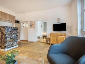 a living room with a couch and a fireplace at Ferienwohnung in der Mecklenburger Seenplatte in Buchholz