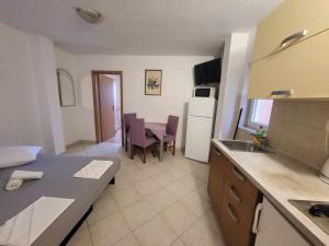Dapur atau dapur kecil di Apartman Ante 2