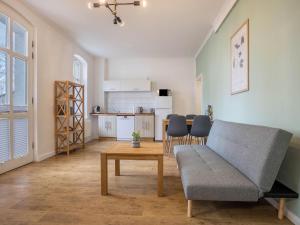 BuchholzFerienwohnung in der Mecklenburger Seenplatte的客厅里有一张沙发和一张桌子。