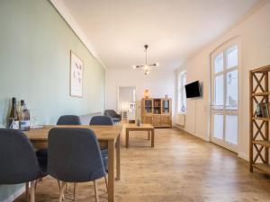 BuchholzFerienwohnung in der Mecklenburger Seenplatte的一间带桌椅的餐厅和客厅