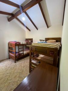 deux lits superposés dans une chambre avec plafond en bois dans l'établissement Quinta El Mirador en Peji, à Santa Cruz de la Sierra