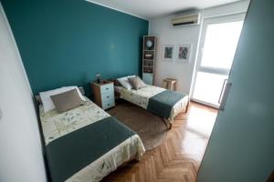 Ένα ή περισσότερα κρεβάτια σε δωμάτιο στο Apartman Kman