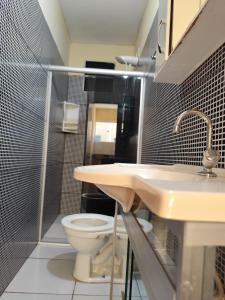 Ένα μπάνιο στο Flat de 2 quartos na Rua Pituba,bem perto das praias urbanas!