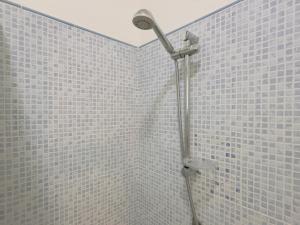 y baño con ducha y paredes de azulejos azules. en CASA DANIELA - 400m dal mare, en Costa Rei 32 fotos más