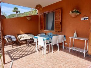 Un comedor con mesa y sillas en CASA DANIELA - 400m dal mare, en Costa Rei