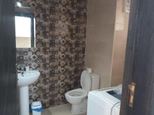 une salle de bains avec toilettes et lavabo dans l'établissement Aqua View Resort studio, North Coast, منتجع اكوا فيو الساحل الشمالي, à El Qasaba esh Sharqīya