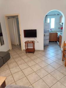 Televízia a/alebo spoločenská miestnosť v ubytovaní Athina Rooms