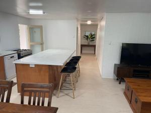 Μια τηλεόραση ή/και κέντρο ψυχαγωγίας στο Mina's House