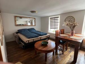 a living room with a couch and a table at Sabina Monteurwohnung I 75 Zoll TV I KÜCHE I BAD I BACKOFEN I in Trebbin