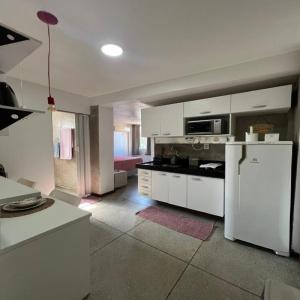 a large kitchen with white cabinets and a kitchen with at STUDIO 205 | WIFI 600MB | RESIDENCIAL JC, um lugar para ficar. in Belém