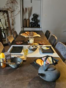 una mesa con comida y platos de comida en ella en La Jeannoterie, en Lithaire 10 fotos más