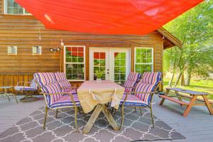 Forested Cle Elum Home with Trail Access and Deck的庭院或其他户外区域