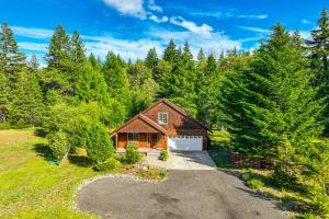 克利埃勒姆Forested Cle Elum Home with Trail Access and Deck的树林中房屋的顶部景色