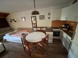 克拉尼斯卡戈拉Apartman Veriga的一间带桌子的小厨房和一间带床的房间 更多8张照片
