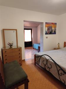 Chateau Nassar : غرفة نوم بسرير وخزانة ومرآة