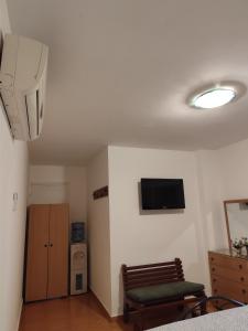 Chateau Nassar : غرفة معيشة فيها كرسي وتلفزيون على جدار