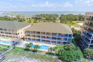 Una vista aérea de un complejo turístico con piscina. en Dauphin Island Beach Club 106B, en Dauphin Island