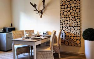 バート・ハルツブルクにあるHIRSCH Apartment Gartenschläfer - zentral - Gartenのテーブルと椅子のあるダイニングルーム