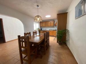 Una cocina y un comedor con mesa y sillas. en Casa La Caracola, en El Golfo