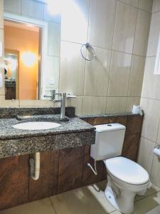 Um banheiro em Coimbra Hotel Pousada mais 37 fotos