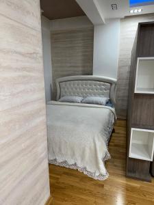 1 dormitorio con 1 cama en la pared en IDEA LUX E.S, en Novi Pazar