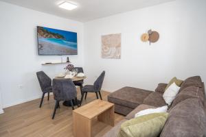 Posezení v ubytování Villa Kamia with private heated pool and electric vehicle adapter