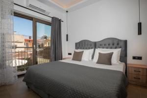 Postel nebo postele na pokoji v ubytování Zante Center Suite B