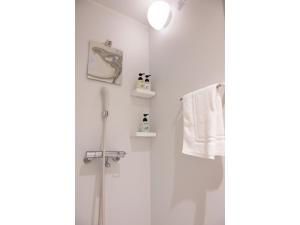 東京にあるELE hotel Ginza East - Vacation STAY 15879vのバスルーム(シャワー、トイレ、タオル付)