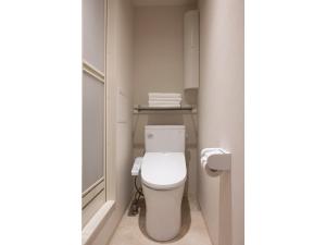 東京にあるELE hotel Ginza East - Vacation STAY 15912vの小さなバスルーム(トイレ、タオル付)